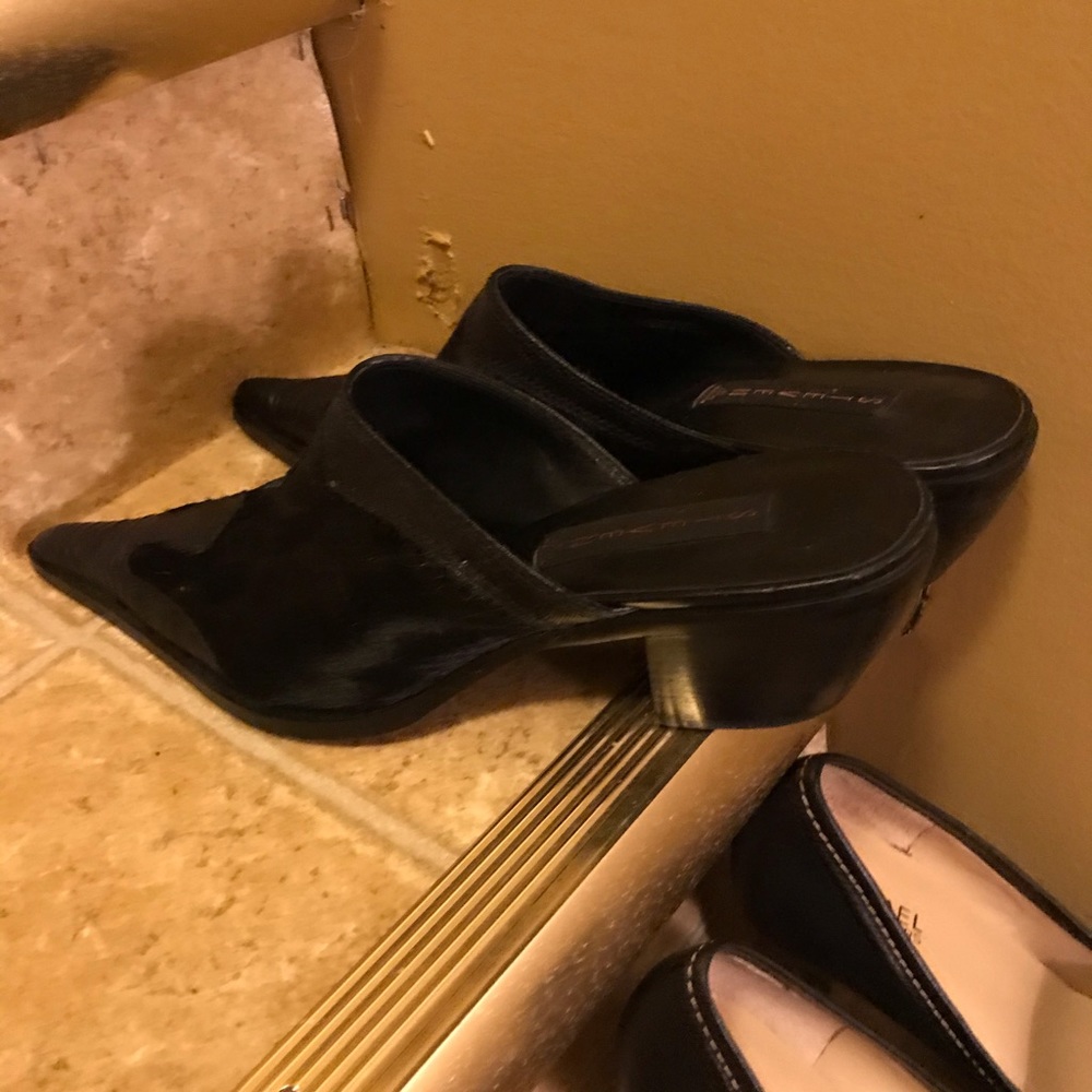 4 pair of Ladies shoes.